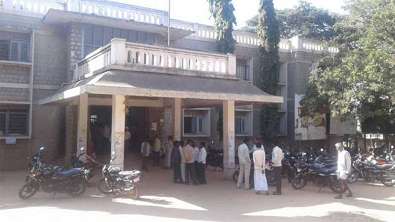 ಹೊಸದುರ್ಗ ತಾಲ್ಲೂಕು ಕಚೇರಿ ಹೊರನೋಟ