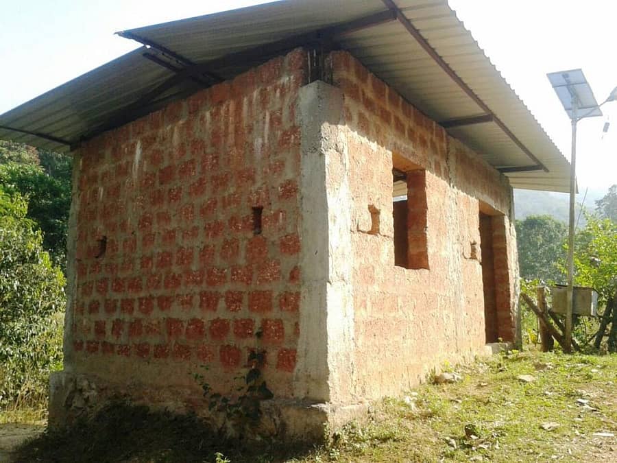 ಬಾಳೆಹೊನ್ನೂರು ಸಮೀಪದ ಹೇರೂರು ಗ್ರಾಮ ಪಂಚಾಯಿತಿ ವ್ಯಾಪ್ತಿಯ ಹಾಡುಗಾರಿನಲ್ಲಿ ನಾಲ್ಕು ವರ್ಷಗಳಿಂದ ಕುಂಟುತ್ತಾ ಸಾಗುತ್ತಿರುವ ಸಭಾಭವನ ಕಾಮಗಾರಿ.