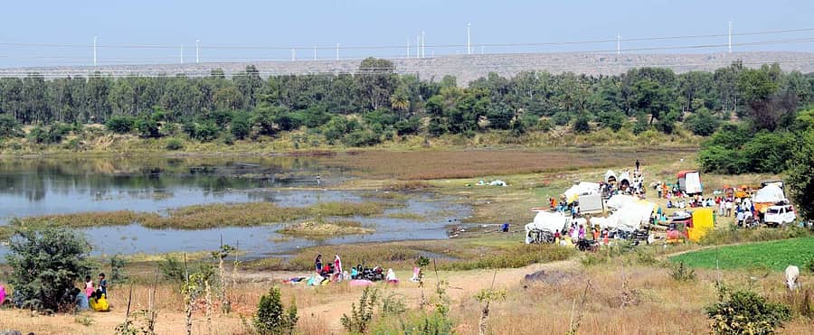 ನೀರಿನ ಹರಿವು ಕಡಿಮೆಯಾಗಿರುವ ಮಲಪ್ರಭೆಯ ಮಡಿಲಲ್ಲಿಯೇ ಯಲ್ಲಮ್ಮನ ಭಕ್ತರು ಬಿಡಾರ ಹೂಡಿರುವ ದೃಶ್ಯ