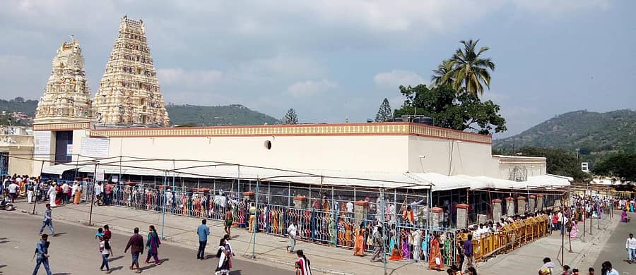 ಹೊಸ ವರ್ಷದ ಪ್ರಯುಕ್ತವಾಗಿ ಮಲೆಮಹದೇಶ್ವರ ಸ್ವಾಮಿ ದೇವಾಲಯಕ್ಕೆ ಅಪಾರ ಸಂಖ್ಯೆಯಲ್ಲಿ ಆಗಮಿಸಿದ್ದ ಭಕ್ತರು ದೇವರ ದರ್ಶನಕ್ಕಾಗಿ ಸರತಿ ಸಾಲಿನಲ್ಲಿ ನಿಂತಿದ್ದರು