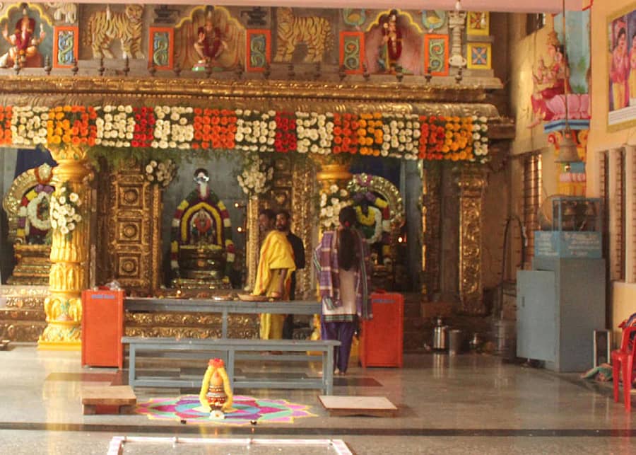 ಡಿ.ಕ್ರಾಸ್ ರಸ್ತೆಯಲ್ಲಿರುವ ಅಯ್ಯಪ್ಪಸ್ವಾಮಿ ದೇವಾಲಯದಲ್ಲಿ ಹೊಸ ವರ್ಷದ ಅಂಗವಾಗಿ ವಿಶೇಷ ಅಲಂಕಾರಗಳನ್ನು ಮಾಡಲಾಗಿತ್ತು