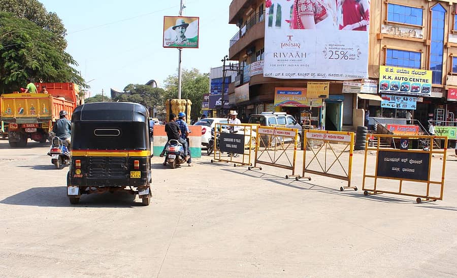 ಹುಬ್ಬಳ್ಳಿಯ ನ್ಯೂ ಕಾಟನ್‌ ಮಾರುಕಟ್ಟೆ ಬಳಿ ಚನ್ನಮ್ಮ ವೃತ್ತಕ್ಕೆ ಹಾದು ಹೋಗದಂತೆ ಬ್ಯಾರಿಕೇಡ್‌ಗಳನ್ನು ಹಾಕಿರುವುದು