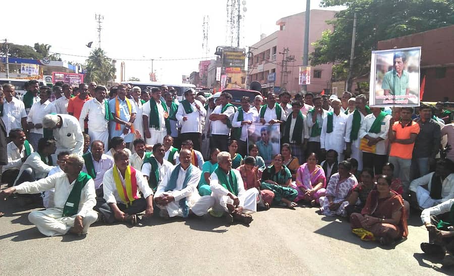 ರಾಣೆಬೆನ್ನೂರು ನಗರದಲ್ಲಿ ಹಾವೇರಿ ಉಪವಿಭಾಗಾಧಿಕಾರಿ ಪಿ.ಎನ್.ಲೊಕೇಶ್ ವಿರುದ್ಧ ರೈತ ಹಾಗೂ ವಿವಿಧ ಸಂಘ–ಸಂಸ್ಥೆಗಳ ಪದಾಧಿಕಾರಿಗಳು ಸೋಮವಾರ ಪ್ರತಿಭಟನೆ ನಡೆಸಿದರು