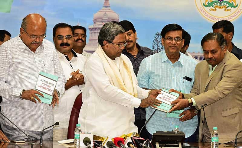 ಬೆಂಗಳೂರು ವಿಶ್ವವಿದ್ಯಾಲಯದ ರಿಜಿಸ್ಟ್ರಾರ್ ಬಿ.ಕೆ. ರವಿ ಅವರ ‘ಮಾಡ್ರನ್ ಮೀಡಿಯಾ: ಎಲೆಕ್ಷನ್ಸ್ ಅಂಡ್ ಡೆಮಾಕ್ರಸಿ’ ಪುಸ್ತಕವನ್ನು ಮುಖ್ಯಮಂತ್ರಿ ಸಿದ್ದರಾಮಯ್ಯ ಬಿಡುಗಡೆ ಮಾಡಿ ಮೊದಲ ಪ್ರತಿಯನ್ನು ರವಿ ಅವರಿಗೆ ನೀಡಿದರು. ಸಚಿವರಾದ ಎಚ್.ಎಂ. ರೇವಣ್ಣ, ಬಸವರಾಜ ರಾಯರಡ್ಡಿ ಇದ್ದರು.