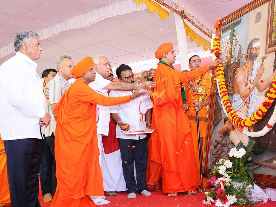 ಅಮರಶಿಲ್ಪಿ ಜಕಣಾಚಾರಿ ಭಾವಚಿತ್ರಕ್ಕೆ ಪುಷ್ಪ ಅರ್ಪಿಸಿ ಬಿ.ಎಸ್.ಯಡಿಯೂರಪ್ಪ ಅವರು ಕಾರ್ಯಕ್ರಮ ಉದ್ಘಾಟಿಸಿದರು.ವಿ.ಸೋಮಣ್ಣ, ಬಿ.ಸುರೇಶ್ಗೌಡ, ಕೆ.ಪಿ.ನಂಜುಂಡಿ ಹಾಗೂ ವಿವಿಧ ಮಠಾಧೀಶರಿದ್ದಾರೆ