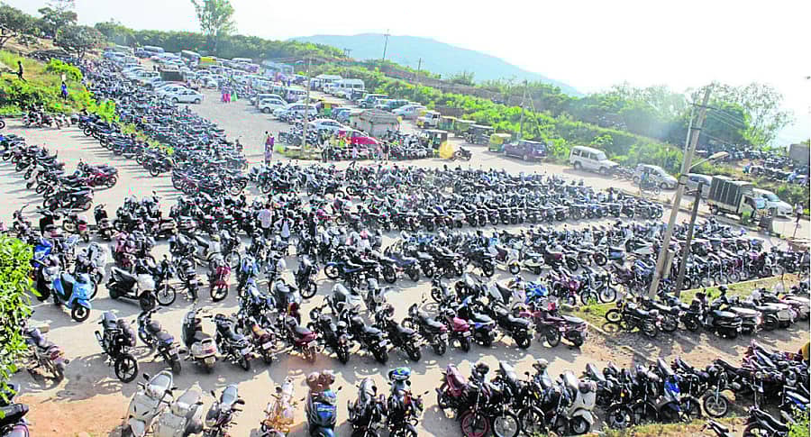 ನಂದಿಬೆಟ್ಟದ ಪ್ರವೇಶ ದ್ವಾರದ ಬಳಿಯ ಪಾರ್ಕಿಂಗ್ ಪ್ರದೇಶದಲ್ಲಿ ಸೋಮವಾರ ಕಂಡುಬಂದ ದೃಶ್ಯ