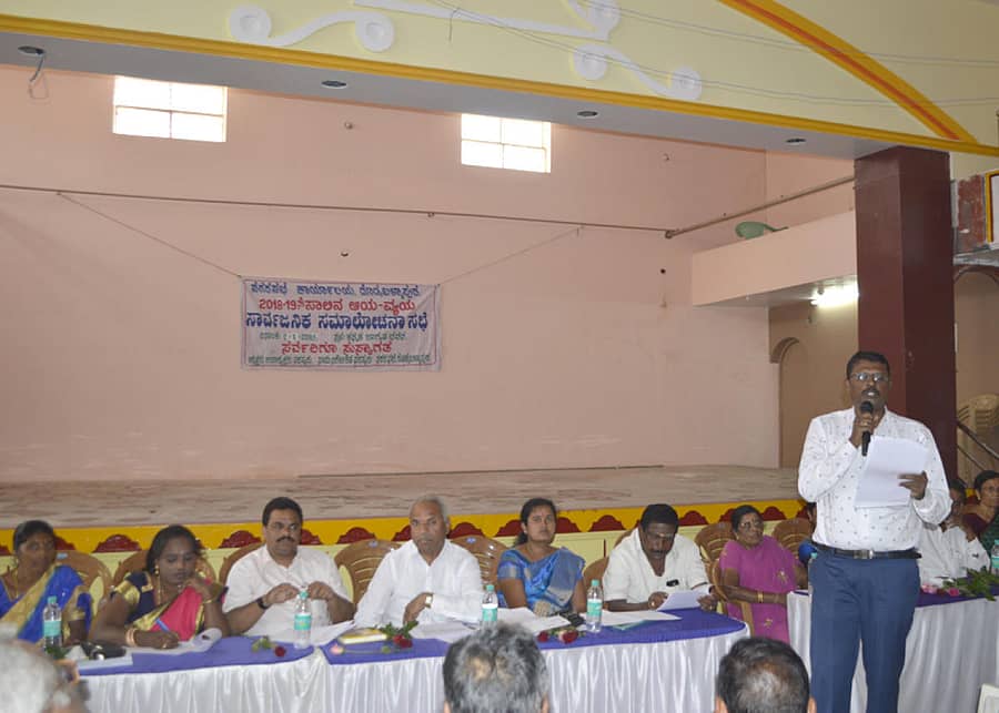 ದೊಡ್ಡಬಳ್ಳಾಪುರದಲ್ಲಿ ನಗರಸಭೆ ವತಿಯಿಂದ ನಡೆದ ಬಜೆಟ್ ಕುರಿತ ಸಾರ್ವಜನಿಕ ಸಮಾಲೋಚನ ಸಭೆಯಲ್ಲಿ ಮುಖ್ಯಲೆಕ್ಕಾಧಿಕಾರಿ ನಂದೀಶ್ ಸಭೆಗೆ ಮಾಹಿತಿ ನೀಡಿದರು