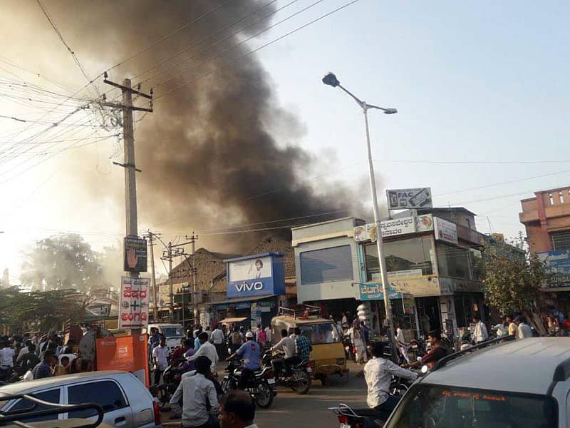 ಬೆಂಕಿ ಅವಘಡ ಸಂಭವಿಸಿದ ಮಿಲ್ನಿಂದ ಹೊರಬಂದ ದಟ್ಟ ಹೊಗೆ