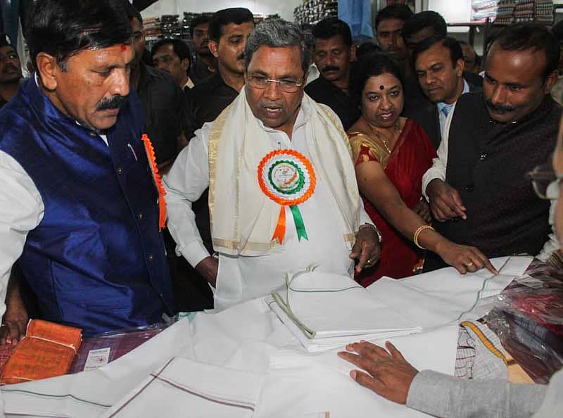 ಸಿದ್ದರಾಮಯ್ಯ ಪಂಚೆ ಆರಿಸಿದರು. ಖಾದಿ ಗ್ರಾಮೋದ್ಯೋಗ ಮಂಡಳಿಯ ಅಧ್ಯಕ್ಷ ಯಲುವಹಳ್ಳಿ ಎನ್.ರಮೇಶ್, ಸಚಿವೆ ಡಾ.ಎಂ.ಸಿ.ಮೋಹನ್ ಕುಮಾರಿ, ಮೇಯರ್ ಆರ್.ಸಂಪತ್ರಾಜ್ ಇದ್ದಾರೆ– ಪ್ರಜಾವಾಣಿ ಚಿತ್ರ