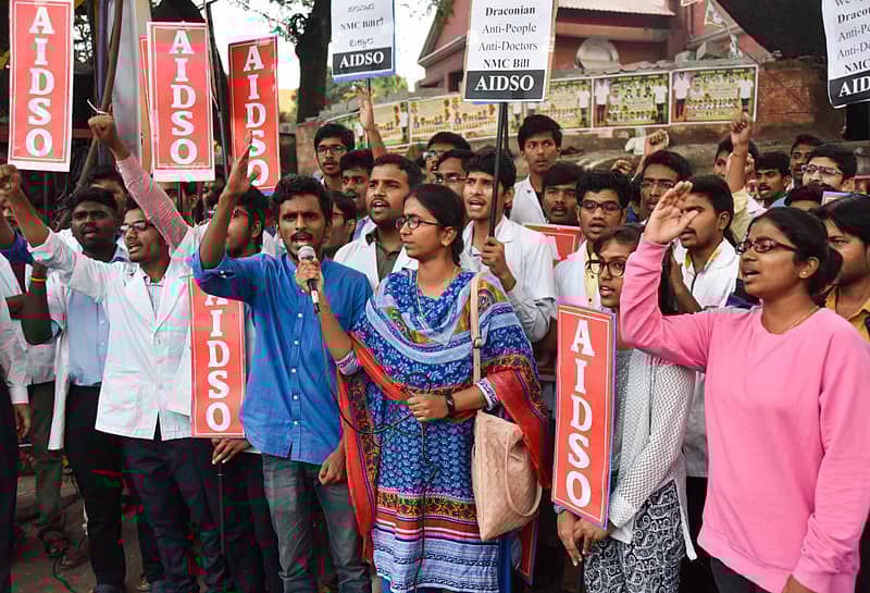 ಎನ್ಎಂಸಿ ವಿರೋಧಿಸಿ ಎಐಡಿಎಸ್ಒ ಕಾರ್ಯಕರ್ತರು ಮಂಗಳವಾರ ಪ್ರತಿಭಟನೆ ನಡೆಸಿದರು