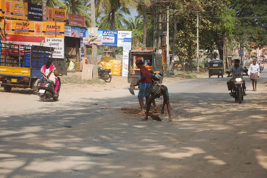 ರಾಮನಗರ–ಮಾಗಡಿ ರಸ್ತೆಯಲ್ಲಿನ ಗುಂಡಿಗಳನ್ನು ಮಂಗಳವಾರ ಮುಚ್ಚುವ ಕಾರ್ಯದಲ್ಲಿ ಕಾರ್ಮಿಕರು ನಿರತರಾಗಿದ್ದರು