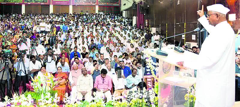 ಧಾರವಾಡದ ಕೃಷಿ ವಿಶ್ವವಿದ್ಯಾಲಯದ ಪ್ರೇಕ್ಷಾ ಗೃಹದಲ್ಲಿ ಮಂಗಳವಾರ ನಡೆದ ಕಾರ್ಯಕ್ರಮದಲ್ಲಿ ವಿದ್ಯಾರ್ಥಿಗಳನ್ನು ಉದ್ದೇಶಿಸಿ ಅಣ್ಣಾ ಹಜಾರೆ ಮಾತನಾಡಿದರು.