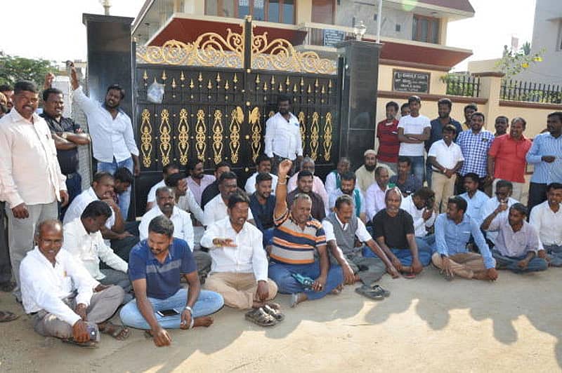 ಚಿಕ್ಕಲ್ಲೂರು ಜಾತ್ರೆಯಲ್ಲಿ ನಡೆಯುವ ಪಂಕ್ತಿ ಸೇವೆಗೆ ಅಡ್ಡಿಪಡಿಸಬಾರದು ಎಂದು ಆಗ್ರಹಿಸಿ ವಿವಿಧ ಸಂಘಟನೆಗಳು ಬುಧವಾರ ಶಾಸಕ ಆರ್. ನರೇಂದ್ರ ಅವರ ನಿವಾಸದ ಎದುರು ಪ್ರತಿಭಟನೆ ನಡೆಸಿದವು