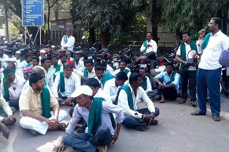 ಮಹಾಲಿಂಗಪುರ ಸಮೀಪದ ಸಮೀರವಾಡಿ ಸಕ್ಕರೆ ಕಾರ್ಖಾನೆ ಪ್ರಸಕ್ತ ಸಾಲಿನ ಕಬ್ಬಿನ ದರವನ್ನು ಘೋಷಿಸಬೇಕೆಂದು ರೈತ ಸಂಘದ ಸದಸ್ಯರು ಕಾರ್ಖಾನೆಗೆ ಮುತ್ತಿಗೆ ಹಾಕಿ ಪ್ರತಿಭಟಿಸಿದರು