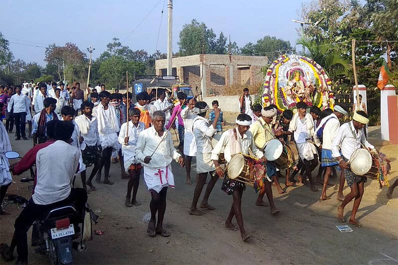 ಕೂಡ್ಲಿಗಿ ತಾಲ್ಲೂಕಿನ ರಾಮದುರ್ಗದಲ್ಲಿ ಬುಧವಾರ ನಡೆದ ಗುಳೆ ಲಕ್ಕಮ್ಮ ಜಾತ್ರೆಯ ಅಂಗವಾಗಿ ಊರು ಬಿಟ್ಟು ಹೋಗಿದ್ದ ಗ್ರಾಮಸ್ಥರು ಸಂಜೆ ಊರಿಗೆ ಮರಳುತ್ತಿರುವುದು