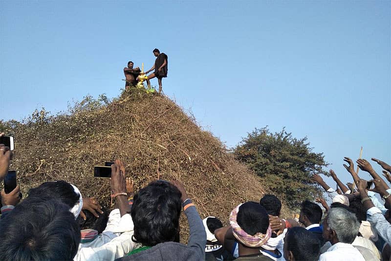 ಬಾರೆ ಕಳ್ಳೆ ನಿರ್ಮಾಣವಾಗಿರುವ ಗುಡಿಯ ಮೇಲೆ ಕಳಸ ಪ್ರತಿಷ್ಟಾಪಿಸಿರುವುದು.