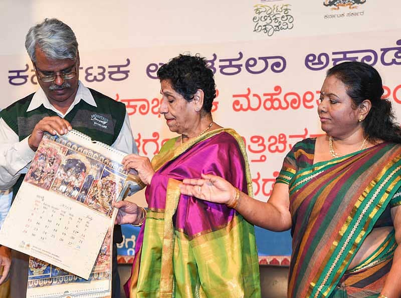 ಅರವಿಂದ ಮಾಲಗತ್ತಿ ಕ್ಯಾಲೆಂಡರ್ ಬಿಡುಗಡೆ ಮಾಡಿದರು. ಎಂ.ಜೆ.ಕಮಲಾಕ್ಷಿ ಹಾಗೂ ಎಚ್.ವಿ. ಇಂದ್ರಮ್ಮ ಇದ್ದರು –ಪ್ರಜಾವಾಣಿ ಚಿತ್ರ