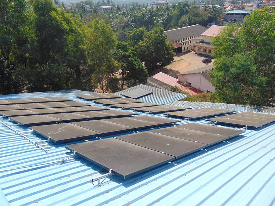 ತೀರ್ಥಹಳ್ಳಿ ಪಟ್ಟಣ ಪಂಚಾಯ್ತಿ ಶಾಂತವೇರಿ ಗೋಪಾಲಗೌಡ ರಂಗಮಂದಿರದ ಚಾವಣಿಯನ್ನು ಸೋಲಾರ್ ವಿದ್ಯುತ್ ಘಟಕಕ್ಕೆ ಬಳಸಿಕೊಂಡಿರುವುದು.