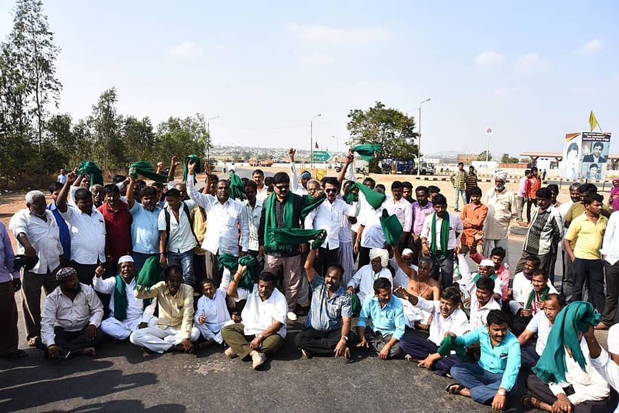 ಮಹದಾಯಿ ಯೋಜನೆ ಜಾರಿಗೆ ಆಗ್ರಹಿಸಿ ಮಲಪ್ರಭಾ, ಮಹದಾಯಿ, ಕಳಸಾ–ಬಂಡೂರಿ ರೈತ ಹೋರಾಟ ಒಕ್ಕೂಟ ಸಮಿತಿ ಸದಸ್ಯರು ಬುಧವಾರ ಗಬ್ಬೂರು ಬಳಿ ರಾಷ್ಟ್ರೀಯ ಹೆದ್ದಾರಿ ತಡೆದು ಪ್ರತಿಭಟಿಸಿದರು