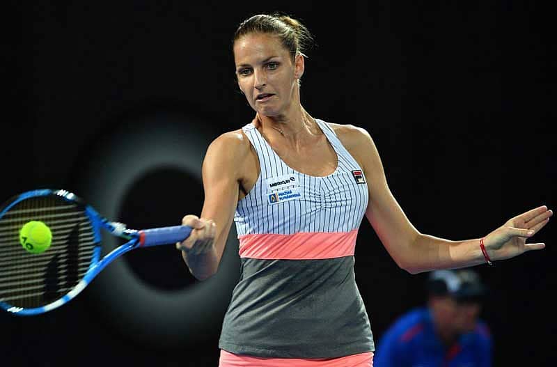 ಕ್ಯಾಥರಿನಾ ಬೆಲ್ಲಿಸ್ ಅವರ ವಿರುದ್ಧದ ಪಂದ್ಯದಲ್ಲಿ ಚೆಂಡನ್ನು ರಿಟರ್ನ್ ಮಾಡಿದ ಕ್ಯಾರೋಲಿನಾ ಪ್ಲಿಸ್ಕೋವಾ. –ಎಎಫ್ಪಿ ಚಿತ್ರ