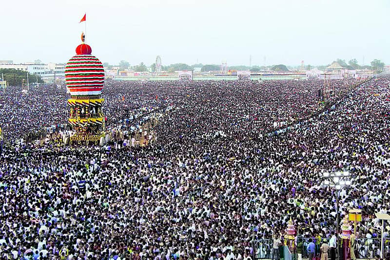ಕೊಪ್ಪಳದಲ್ಲಿ ಬುಧವಾರ ನಡೆದ ಗವಿಮಠದ ಗವಿಸಿದ್ದೇಶ್ವರ ರಥೋತ್ಸವದಲ್ಲಿ ಸಂಭ್ರಮದಿಂದ ಪಾಲ್ಗೊಂಡ ಲಕ್ಷಾಂತರ ಭಕ್ತರು –ಪ್ರಜಾವಾಣಿ ಚಿತ್ರ: ಭರತ್ ಕಂದಕೂರ