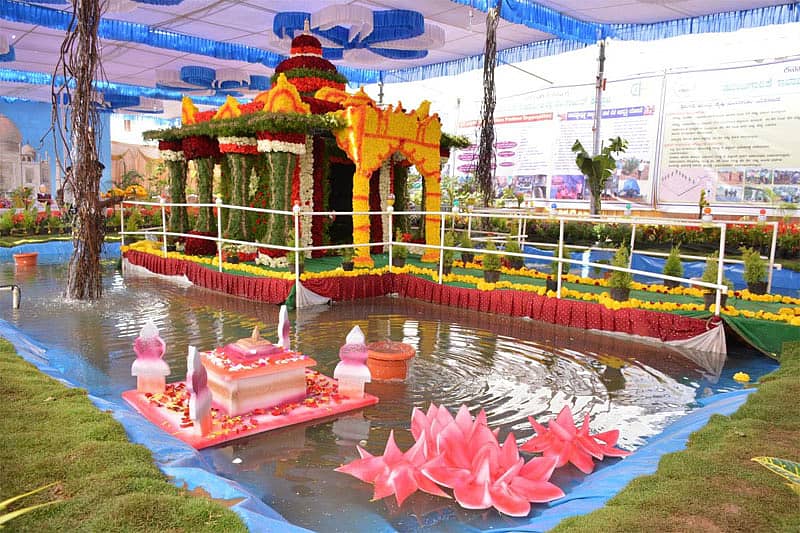 ಫಲ, ಪುಷ್ಟ ಪ್ರದರ್ಶನದಲ್ಲಿ ವಿವಿಧ ಬಗೆಯ ಹೂಗಳಿಂದ ನಿರ್ಮಿಸಲಾದ ತೆಪ್ಪೋತ್ಸವದ ಮಾದರಿ