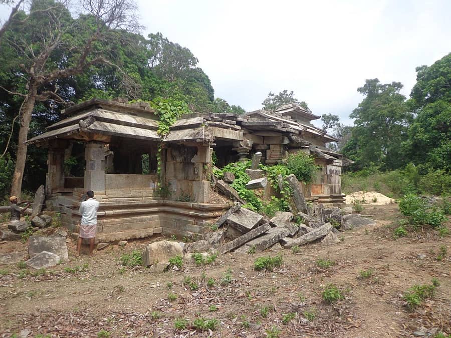 ಬಸಾಪುರ ಬಳಿ ಇರುವ ಪುರಾತನ ದೇಗುಲ.