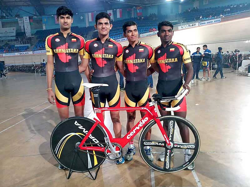 ರಾಷ್ಟ್ರೀಯ ಸೈಕ್ಲಿಂಗ್ ಚಾಂಪಿಯನ್ಷಿಪ್ನ ಪುರುಷರ 4 ಕಿ.ಮೀ. ಪರ್ಸೂಟ್ ಸ್ಪರ್ಧೆಯ ತಂಡ ವಿಭಾಗದಲ್ಲಿ ಪದಕ ಜಯಿಸಿದ ಕರ್ನಾಟಕದ ವೆಂಕಪ್ಪ ಕೆಂಗಲಗುತ್ತಿ, ರಾಜು ಬಾಟಿ, ಮಾಳಪ್ಪ ಮೂರ್ತನ್ನವರ, ಸಂತೋಷ ಕುರಣಿ