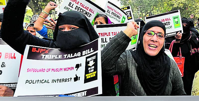 ತ್ರಿವಳಿ ತಲಾಖ್ ವಿರೋಧಿಸಿ ಸಂಸತ್ ಮುಂಭಾಗ ಮುಸ್ಲಿಂ ಸಮುದಾಯದ ಮಹಿಳೆಯರು ಗುರುವಾರ ಪ್ರತಿಭಟನೆ ನಡೆಸಿದರು –ಪಿಟಿಐ ಚಿತ್ರ