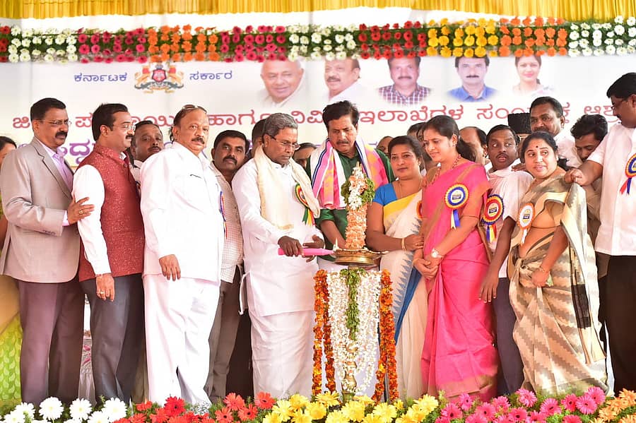 ಕಡೂರಿನ ಎಪಿಎಂಸಿ ಆವರಣದಲ್ಲಿ ಮುಖ್ಯಮಂತ್ರಿ ಸಿದ್ದರಾಮಯ್ಯ ಅವರು ವಿವಿಧ ಅಭಿವೃದ್ಧಿ ಕಾಮಗಾರಿಗಳಿಗೆ ಚಾಲನೆ ನೀಡಿದರು.