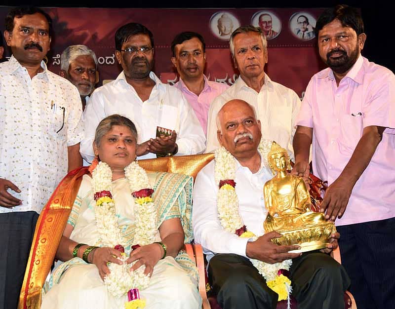 ವಿ.ಬಸವರಾಜ್ ದಂಪತಿಯನ್ನು ಡಾ. ಸಿದ್ಧಲಿಂಗಯ್ಯ ಅಭಿನಂದಿಸಿದರು. ವಿಶಾಖ ಶೈಕ್ಷಣಿಕ, ಸಾಮಾಜಿಕ ಹಾಗೂ ಸಾಂಸ್ಕೃತಿಕ ಟ್ರಸ್ಟ್ನ ಅಧ್ಯಕ್ಷ ಲಕ್ಷ್ಮಿನಾರಾಯಣ ನಾಗವಾರ, ಶಿವಶಂಕರ್, ಗುರುಪ್ರಸಾದ್ ಕೆರಗೋಡು, ವೆಂಕಟೇಶ್, ಪ್ರೊ. ಎಂ.ಜಿ.ಕೃಷ್ಣನ್ ಇದ್ದಾರೆ. –ಪ್ರಜಾವಾಣಿ ಚಿತ್ರ