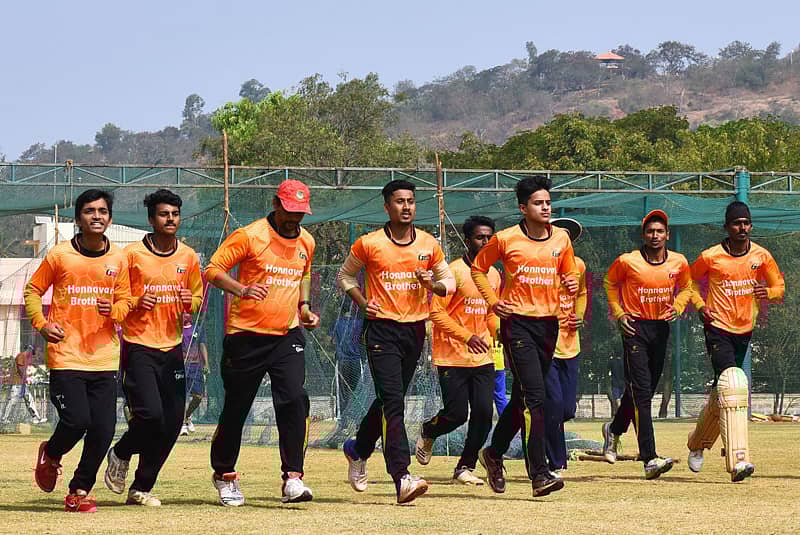 ಹುಬ್ಬಳ್ಳಿಯಲ್ಲಿ ಶುಕ್ರವಾರ ಎನ್.ಕೆ. ವಾರಿಯರ್ಸ್ ತಂಡದ ಆಟಗಾರರು ಅಭ್ಯಾಸ ನಡೆಸಿದರು –ಪ್ರಜಾವಾಣಿ ಚಿತ್ರ/ತಾಜುದ್ದೀನ್ ಆಜಾದ್