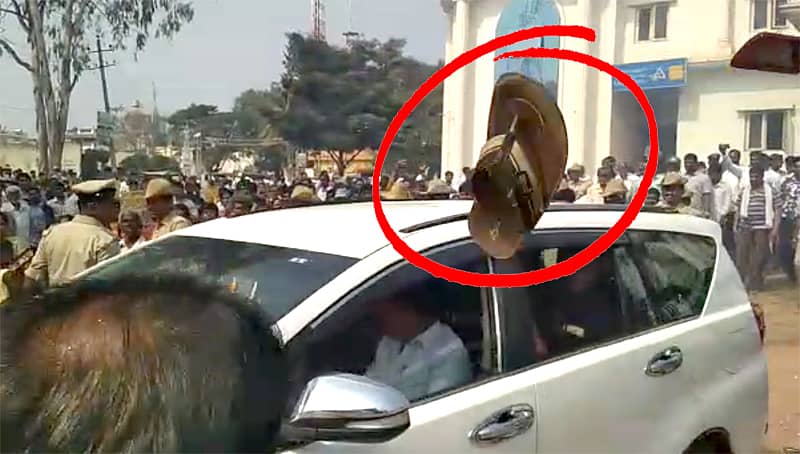 ಶಾಸಕ ಬಾಲಕೃಷ್ಣ ಅವರ ಕಾರಿಗೆ ಚಪ್ಪಲಿ ತೂರಿರುವುದು