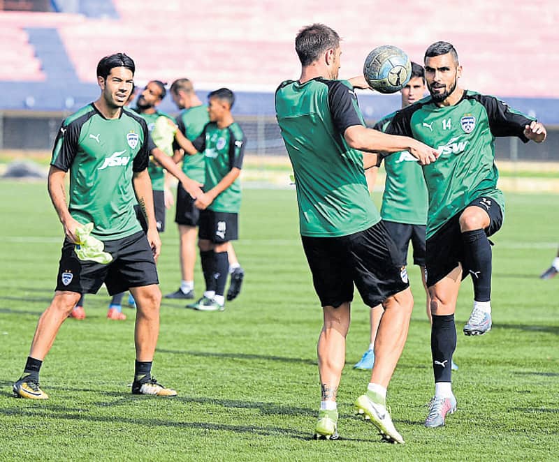 ಬೆಂಗಳೂರಿನಲ್ಲಿ ಭಾನುವಾರ ನಡೆಯಲಿರುವ ಎಟಿಕೆ ತಂಡದ ಎದುರಿನ ಪಂದ್ಯಕ್ಕಾಗಿ ಬಿಎಫ್ಸಿ ತಂಡದ ಆಟಗಾರರು ಶನಿವಾರ ಅಭ್ಯಾಸ ನಡೆಸಿದರು –ಪ್ರಜಾವಾಣಿ ಚಿತ್ರ/ಕೃಷ್ಣ ಕುಮಾರ್ ಪಿ.ಎಸ್