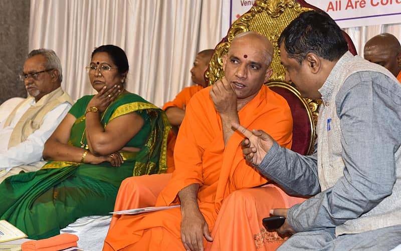 ಕಾರ್ಯಕ್ರಮದಲ್ಲಿ ನಿರ್ಮಲಾನಂದನಾಥ ಸ್ವಾಮೀಜಿ ಅವರ ಜತೆ ನಾಗಪುರದ ಕವಿಕುಲ ಗುರುಕಾಳಿದಾಸ ಸಂಸ್ಕೃತ ವಿಶ್ವವಿದ್ಯಾಲಯ ಕುಲಪತಿ ಶ್ರೀನಿವಾಸ ವರಖೇಡಿ ಅವರು ಮಾತನಾಡಿದರು. ಕರ್ನಾಟಕ ಇತಿಹಾಸ ಅಕಾಡೆಮಿ ಉಪಾಧ್ಯಕ್ಷ ಡಾ.ಎಚ್.ಎಸ್.ಗೋಪಾಲ್ ರಾವ್ ಹಾಗೂ ಪದ್ಮಾ ಶೇಖರ್ (ಎಡದಿಂದ) ಇದ್ದಾರೆ