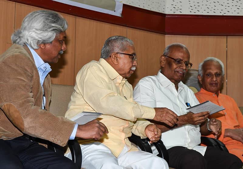 ಗೋಪಾಲಕೃಷ್ಣ ಅಡಿಗ ಜನ್ಮಶತಮಾನೋತ್ಸವದ ಉದ್ಘಾಟನಾ ಸಮಾರಂಭದಲ್ಲಿ ಬೆಂಗಳೂರು ಕೇಂದ್ರ ವಿವಿ ಕುಲಪತಿ ಎಸ್. ಜಾಫೆಟ್, ಚಂದ್ರಶೇಖರ ಕಂಬಾರ, ಸಿರ್ಪಿ ಬಾಲಸುಬ್ರಹ್ಮಣ್ಯಂ ಹಾಗೂ ನರಹಳ್ಳಿ ಬಾಲಸುಬ್ರಹ್ಮಣ್ಯ –ಪ್ರಜಾವಾಣಿ ಚಿತ್ರ