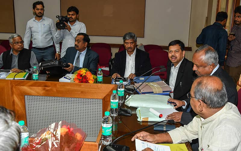 ಸಭೆಯಲ್ಲಿ ಪುರುಷೋತ್ತಮ ಬಿಳಿಮಲೆ, ಸಿ.ಎಸ್. ದ್ವಾರಕಾನಾಥ್, ಅಲ್ಪಸಂಖ್ಯಾತ ಆಯೋಗದ ಕಾರ್ಯದರ್ಶಿ ಅನೀಸ್ ಸಿರಾಜ್, ಅಲ್ಪಸಂಖ್ಯಾತರ ಅಭಿವೃದ್ಧಿ ಇಲಾಖೆ ಕಾರ್ಯದರ್ಶಿ ಮೊಹಮದ್ ಮೊಹಸಿನ್, ಹೈಕೋರ್ಟ್ ನಿವೃತ್ತ ನ್ಯಾಯಮೂರ್ತಿ ಎಚ್.ಎನ್. ನಾಗಮೋಹನದಾಸ್, ಪ್ರೊ.ಎಸ್.ಜಿ. ಸಿದ್ಧರಾಮಯ್ಯ ಇದ್ದರು ಪ್ರಜಾವಾಣಿ ಚಿತ್ರ