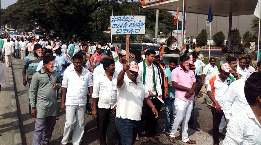 ಚನ್ನಪಟ್ಟಣದಲ್ಲಿ ಕಾಂಗ್ರೆಸ್ ಕಾರ್ಯಕರ್ತರು ಪ್ರತಿಭಟನೆ ನಡೆಸಿದರು