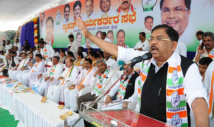 ಸಮಾವೇಶದಲ್ಲಿ ಡಾ.ಜಿ.ಪರಮೇಶ್ವರ್ ಮಾತನಾಡಿದರು. ಸಂಸದ ಬಿ.ಎನ್.ಚಂದ್ರಪ್ಪ, ಶಾಸಕ ರಫೀಕ್ ಅಹಮ್ಮದ್, ರಾಜ್ಯ ಘಟಕದ ಪ್ರಧಾನ ಕಾರ್ಯದರ್ಶಿ ವೇಣುಗೋಪಾಲ್, ಜಿಲ್ಲಾ ಘಟಕದ ಅಧ್ಯಕ್ಷ ರಾಮಕೃಷ್ಣ, ಬಯಲು ಸೀಮೆ ಅಭಿವೃದ್ಧಿ ಮಂಡಳಿ ಅಧ್ಯಕ್ಷ ಕಲ್ಲಹಳ್ಳಿ ದೇವರಾಜ್, ಯುವ ಕಾಂಗ್ರೆಸ್ ರಾಜ್ಯ ಘಟಕದ ಉಪಾಧ್ಯಕ್ಷ ಆರ್.ರಾಜೇಂದ್ರ, ಗ್ರಾಮಾಂತರ ಬ್ಲಾಕ್ ಕಾಂಗ್ರೆಸ್ ಅಧ್ಯಕ್ಷ ಹೆಗ್ಗೆರೆ ನರಸಿಂಹಮೂರ್ತಿ, ಗ್ರಾಮಾಂತರ ಅಧ್ಯಕ್ಷ ವಿಜಯಕುಮಾರ್, ಮುಖಂಡರಾದ ನಿಂಗಪ್ಪ, ‘ಮುಖ್ಯಮಂತ್ರಿ’ ಚಂದ್ರು ಇದ್ದರು (ಎಡಚಿತ್ರ). ಸಮಾವೇಶದಲ್ಲಿ ಪಾಲ್ಗೊಂಡಿದ್ದ ಜನರು