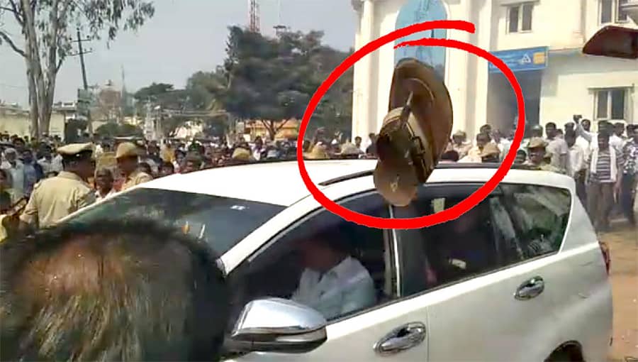 ಬಾಲಕೃಷ್ಣ ಕಾರಿನ ಮೇಲೆ ಚಪ್ಪಲಿ ಎಸೆದಿರುವುದು