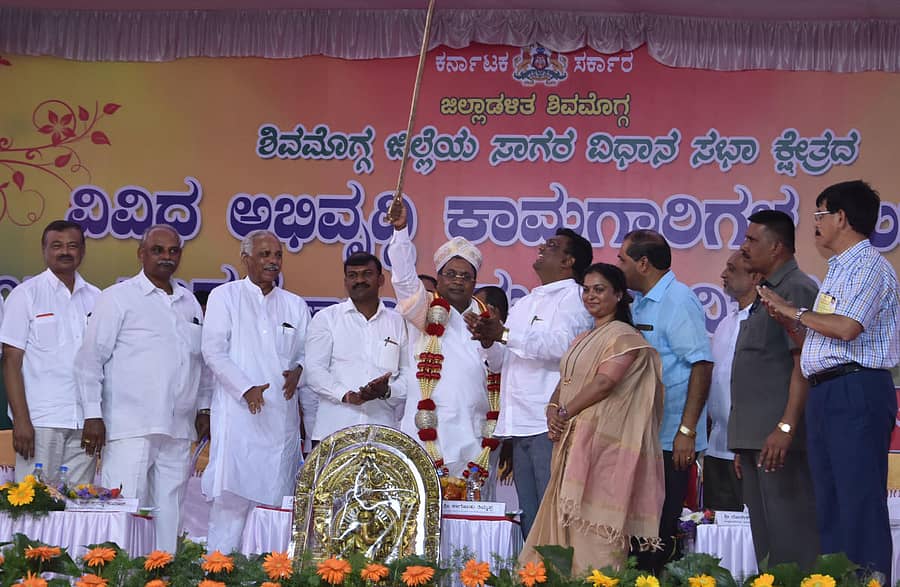 ಸಾಗರದಲ್ಲಿ ಶನಿವಾರ ನಡೆದ ಕಾರ್ಯಕ್ರಮದಲ್ಲಿ ತಾಲ್ಲೂಕು ಪಂಚಾಯ್ತಿ ವತಿಯಿಂದ ನೀಡಿದ ಬೆಳ್ಳಿ ಕತ್ತಿಯನ್ನು ಝಳಪಿಸಿದ ಮುಖ್ಯಮಂತ್ರಿ ಸಿದ್ದರಾಮಯ್ಯ.