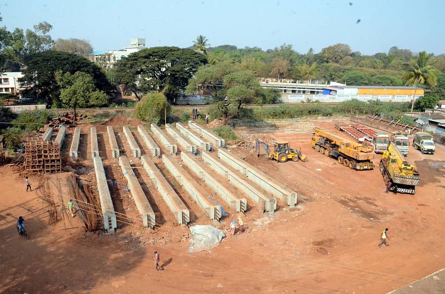 ಬೆಳಗಾವಿಯ ಹಳೇ ಪಿ.ಬಿ ರಸ್ತೆ ಬಳಿ ನಿರ್ಮಾಣವಾಗುತ್ತಿರುವ ರೈಲ್ವೆ ಮೇಲ್ಸೇತುವೆ ಕಾಮಗಾರಿಯ ಸ್ಥಳ