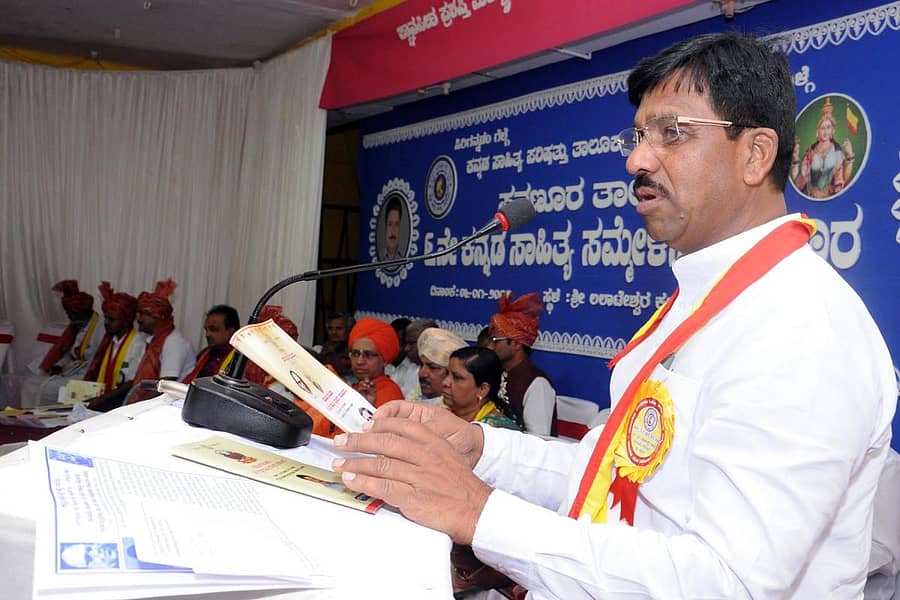 ಸವಣೂರ ಪಟ್ಟಣದ ಲಲಾಟೇಶ್ವರ ಕಲ್ಯಾಣ ಮಂಟಪದ ಸಾಹಿತಿ ವಿ.ಕೃ.ಗೋಕಾಕರ ವೇದಿಕೆಯಲ್ಲಿ ಶನಿವಾರ ನಡೆದ ‘6ನೇ ತಾಲ್ಲೂಕು ಕನ್ನಡ ಸಾಹಿತ್ಯ ಸಮ್ಮೇಳನ’ದಲ್ಲಿ ಜಿಲ್ಲಾ ಉಸ್ತುವಾರಿ ಸಚಿವ ರುದ್ರಪ್ಪ ಲಮಾಣಿ ಮಾತನಾಡಿದರು