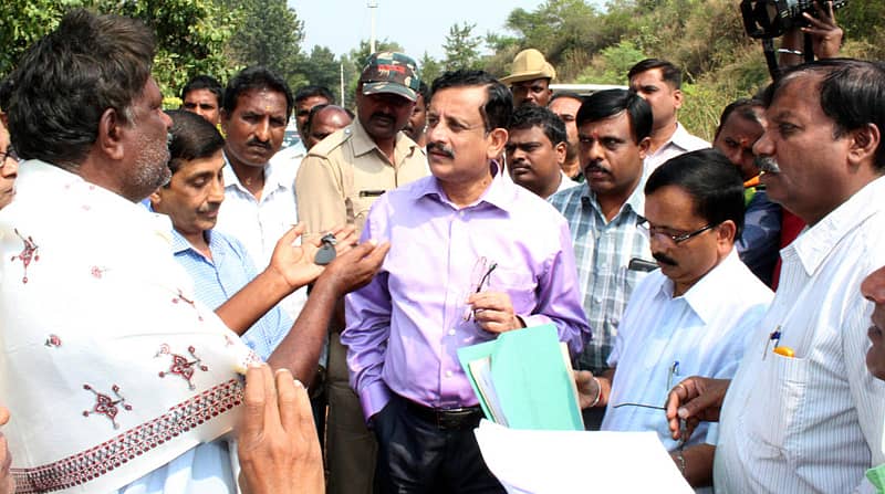 ಸ್ಥಳಕ್ಕೆ ಭೇಟಿ ನೀಡಿದ್ದ ಜಿಲ್ಲಾಧಿಕಾರಿ ವಿ.ಶಂಕರ್‌ ಅವರು ಪ್ರತಿಭಟನಾಕಾರರಿಂದ ಮಾಹಿತಿ ಪಡೆದರು