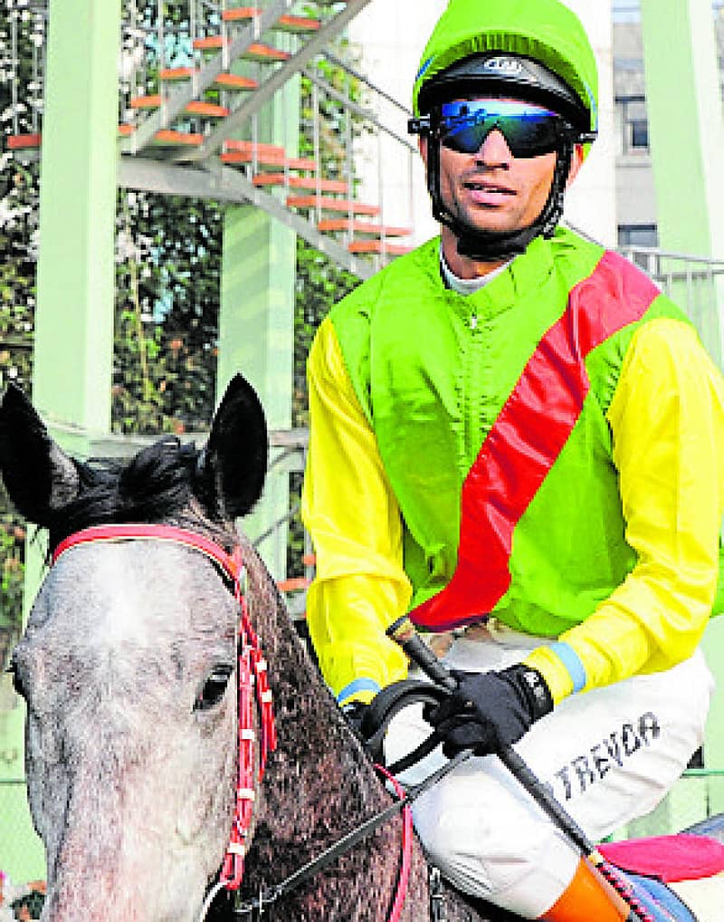 ಶನಿವಾರ ನಡೆದ ನ್ಯೂ ಇಯರ್ ಕಪ್ ರೇಸ್ನ ಪ್ರಶಸ್ತಿ ಗೆದ್ದ ಗೆಸ್ಟಾಪೊದ ಜಾಕಿ ಪಿ. ಟ್ರಾವರ್ –ಪ್ರಜಾವಾಣಿ ಚಿತ್ರ/ಆರ್.ಶ್ರೀಕಠ ಶರ್ಮಾ