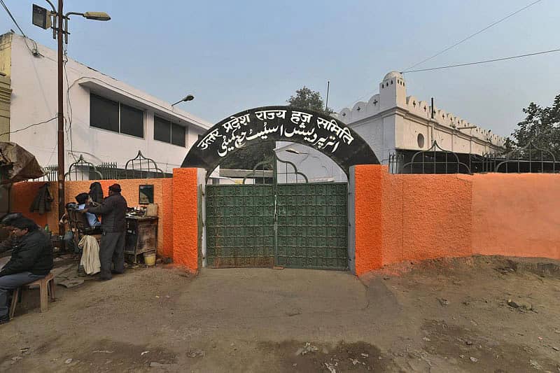 ಉತ್ತರ ಪ್ರದೇಶದ ಹಜ್ ಭವನದ ಕೇಸರಿ ಬಣ್ಣ ತೆಗೆದು ಕ್ರೀಮ್ ಬಣ್ಣ ಬಳಿದರು!