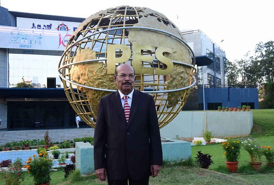 ಹೊಸಕೆರೆಹಳ್ಳಿಯಲ್ಲಿರುವ ಪಿ.ಇ.ಎಸ್. ವಿಶ್ವವಿದ್ಯಾಲಯದ ಆವರಣದಲ್ಲಿ.. ಚಿತ್ರ, ವಿಡಿಯೊ: ಚಂದ್ರಹಾಸ ಕೋಟೆಕಾರ್