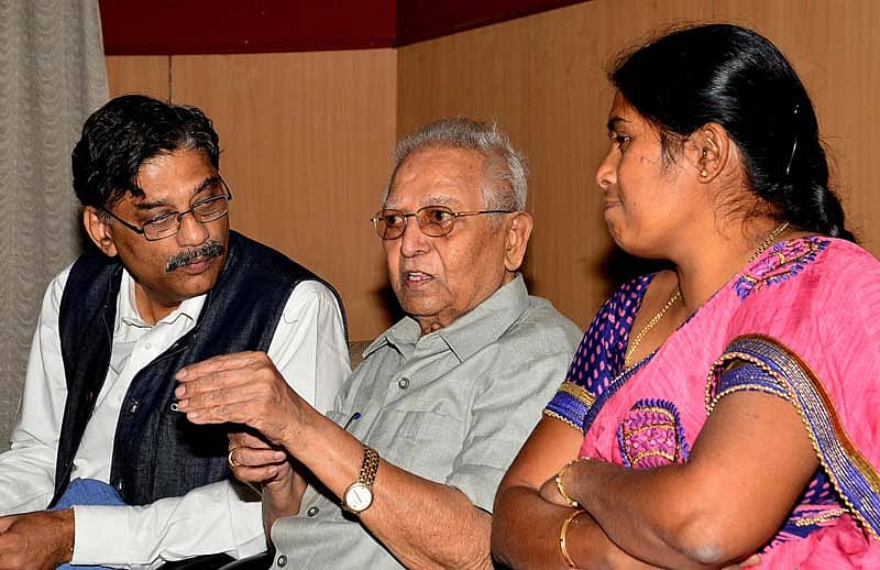 ಕಾರ್ಯಕ್ರಮದಲ್ಲಿ ವಿಮರ್ಶಕ ಎಸ್.ಆರ್. ವಿಜಯಶಂಕರ, ಕವಿ ಜಿ.ಎಸ್. ಸಿದ್ಧಲಿಂಗಯ್ಯ ಮತ್ತು ಲೇಖಕಿ ತಾರಿಣಿ ಶುಭದಾಯಿನಿ ಮಾತುಕತೆಯಲ್ಲಿ ತೊಡಗಿದ್ದರು - ಪ್ರಜಾವಾಣಿ ಚಿತ್ರ