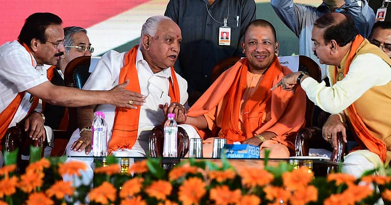 ಭಾನುವಾರ ನಡೆದ ಪರಿವರ್ತನಾ ಯಾತ್ರೆಯಲ್ಲಿ ಪಾಲ್ಗೊಂಡಿದ್ದ ಯೋಗಿ ಆದಿತ್ಯನಾಥ ಜತೆ ಡಿ.ವಿ. ಸದಾನಂದಗೌಡ, ಬಿ.ಎಸ್. ಯಡಿಯೂರಪ್ಪ ಹಾಗೂ ಅನಂತ್ ಕುಮಾರ್ ಮಾತುಕತೆಯಲ್ಲಿ ತೊಡಗಿರುವುದು –ಪ್ರಜಾವಾಣಿ ಚಿತ್ರ