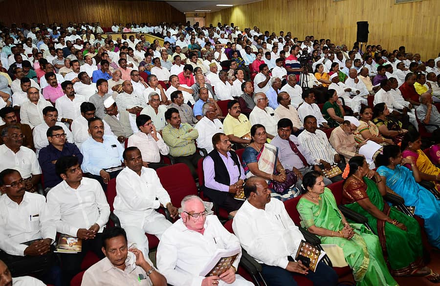 ಅಖಿಲ ಭಾರತ ನಡೆದ ವೀರಶೈವ ಮಹಾಸಭಾದ 43ನೇ ವಾರ್ಷಿಕ ಸಭೆ ರಾಜ್ಯದ ವಿವಿಧೆಡೆಯಿಂದ ಬಂದಿದ್ದ ಸದಸ್ಯರು